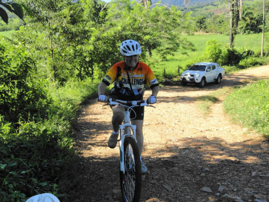 Dejó el casco de la Enee por el de ciclista