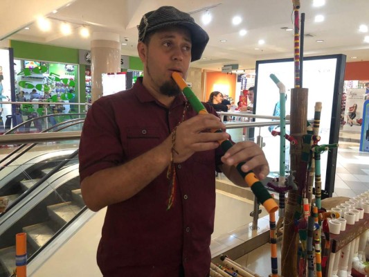 Nahún Escoto, el hondureño que crea música a través de tubos plásticos