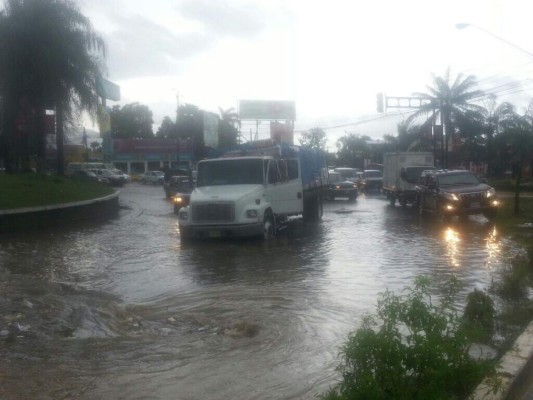 Destrucción, caos y congestionamiento deja lluvia en San Pedro Sula