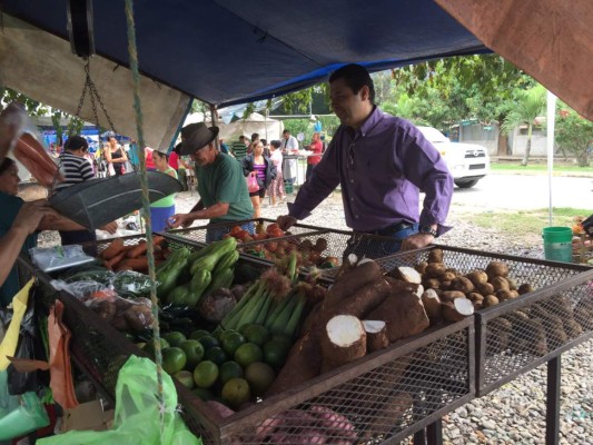 Secretario de Desarrollo Económico realiza recorrido en mercados de San Pedro Sula