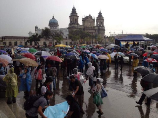 Guatemaltecos marchan por séptimo sábado consecutivo contra el Gobierno