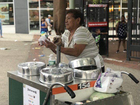 'La reina del coquito', una hondureña que deleita con sus helados en Nueva York