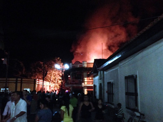 Incendio consume tres puestos de artesanías en Copán Ruinas