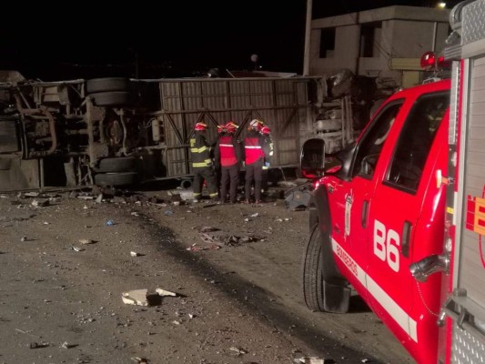 Ecuador: Al menos 23 muertos tras estrellarse un bus en Quito
