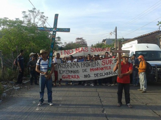 Marcha de migrantes con 170 hondureños retenida en México