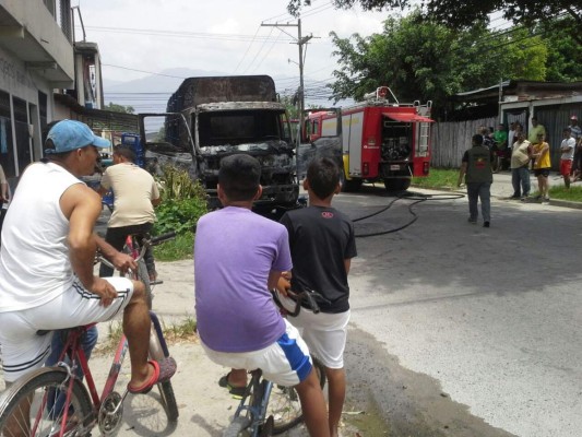 Delincuentes incendian camión repartidor en San Pedro Sula