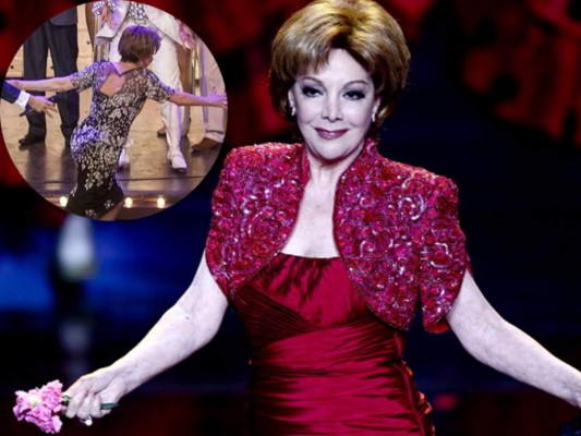 Video: Jaqueline Andere da mal paso y cae del escenario