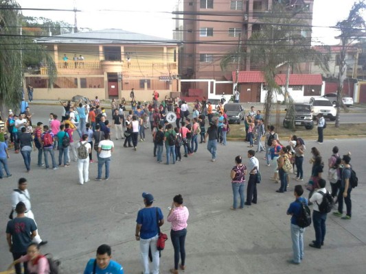 Universitarios se toman bulevares en San Pedro Sula y Tegucigalpa