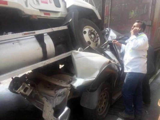 Honduras: Rescatan a hombre atrapado en carro tras accidente