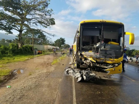 Cinco muertos deja accidente entre un bus y turismo en El Progreso