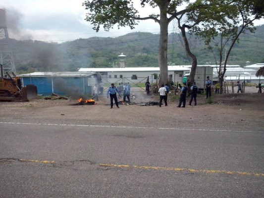 Protestan por falta de pago en granja penal de Ilama