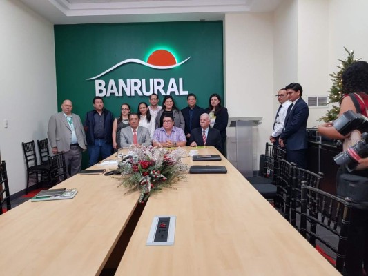 Banrural y el Ihma firman convenio a favor de productores de frijol