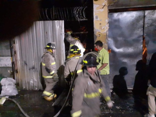 FOTOS: Voraz incendio consume yonker en el barrio Medina de San Pedro Sula
