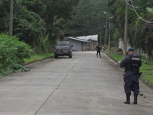 Encuentran cuerpos de dos hombres en una camioneta abandonada