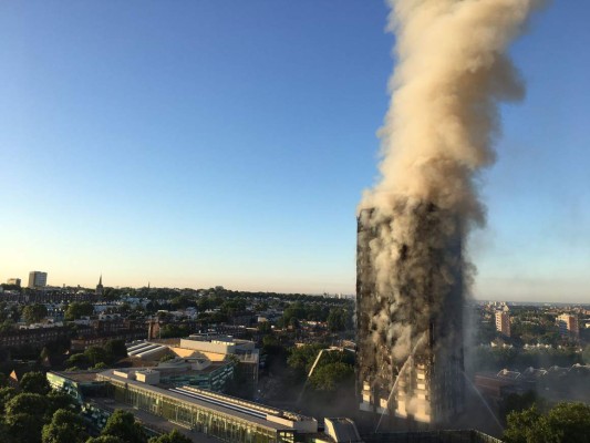 This handout image received by local resident Natalie Oxford early on June 14, 2017 shows flames and smoke coming from a 27-storey block of flats after a fire broke out in west London.The fire brigade said 40 fire engines and 200 firefighters had been called to the blaze in Grenfell Tower, which has 120 flats. / AFP PHOTO / Natalie Oxford / Natalie OXFORD / -----EDITORS NOTE --- RESTRICTED TO EDITORIAL USE - MANDATORY CREDIT 'AFP PHOTO / Natalie Oxford' - NO MARKETING - NO ADVERTISING CAMPAIGNS - DISTRIBUTED AS A SERVICE TO CLIENTS - NO ARCHIVES