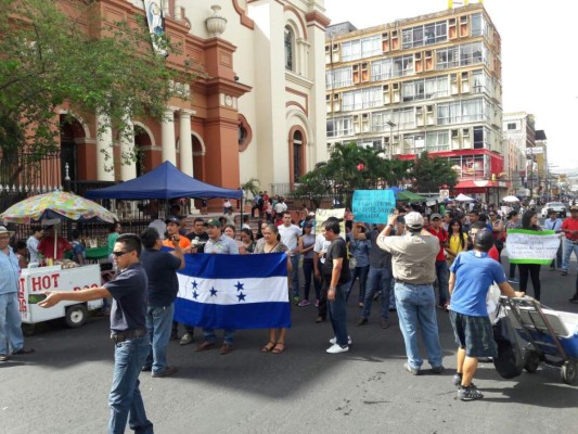 Maestros sampedranos inconformes con aumento salarial