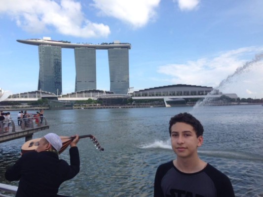 Impresiona habilidad de joven hondureño con el cubo 'rubik'