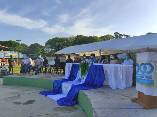 Hondureños critican a Secretaría de Educación por tirar la Bandera Nacional al suelo