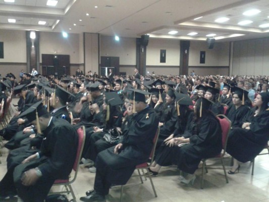 Más de 200 profesionales nuevos gradúa la Unah-vs