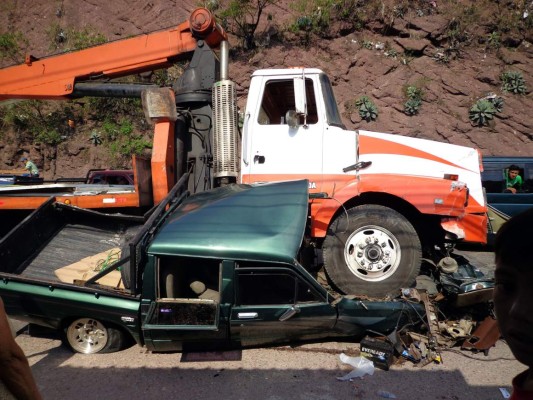 Grúa aplasta a sexagenario al caer sobre su carro