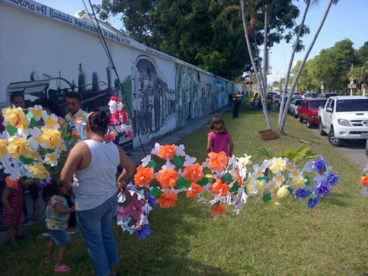 Hondureños concurren a cementerios para coronar a sus muertos