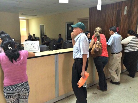 Un calvario se vive en busca de cédulas y partidas en el RNP