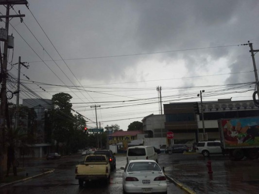 Onda tropical genera lluvias en San Pedro Sula