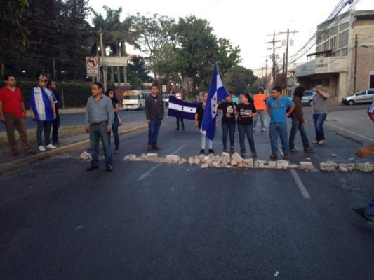 Policías y militares vigilan carreteras para evitar tomas