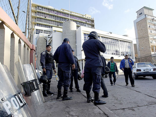 Batalla campal entre miembros de Libre en las afueras del Congreso Nacional