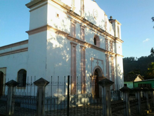Por restaurar iglesia que 'casi se caía”, sacerdote puede ir preso