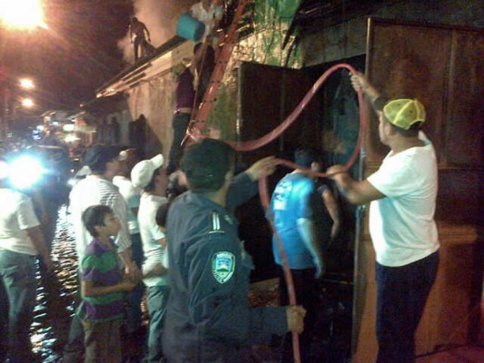 Incendio consume tres puestos de artesanías en Copán Ruinas