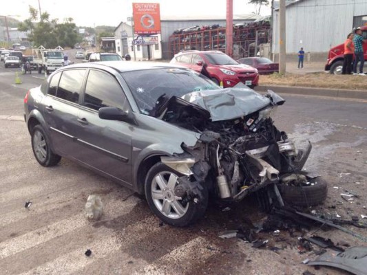 Cuatro heridos deja accidente entre microbús y turismo en la capital