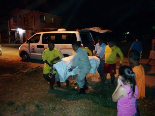 La rescatan de morir ahogada pero su pareja muere en mar de Puerto Cortés