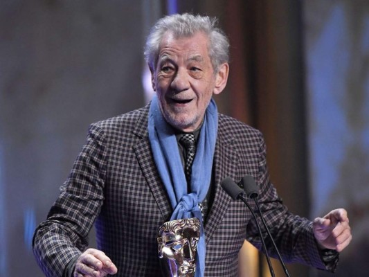 FOTO: Ian McKellen, actor de 'X-Men' se vacuna contra el Covid-19