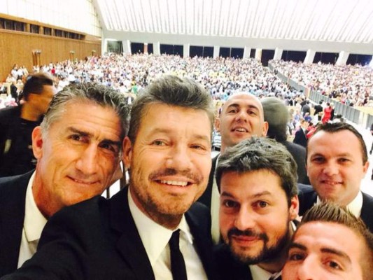 El papa Francisco recibió la Copa Libertadores en el Vaticano