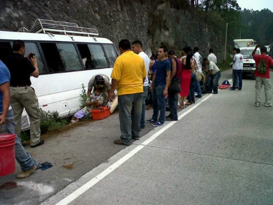 Tres heridos tras accidente de bus en carretera a Siguatepeque