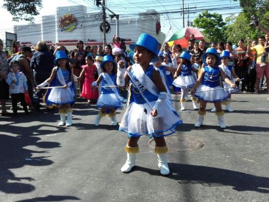 Niños se ganan los corazones en desfiles patrios en San Pedro Sula