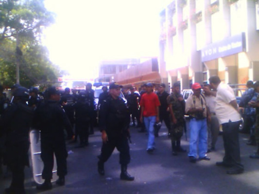 Tropas y policía recupera el control del centro