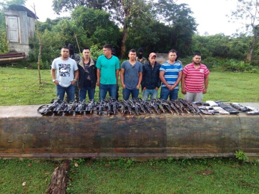 Capturan a siete hombres con droga y arsenal en La Mosquitia