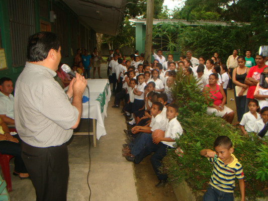Mejoran educación en aldea La Caoba de Puerto Cortés