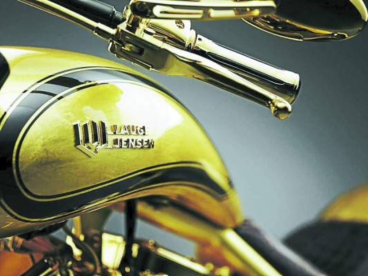 Goldfinger, la motocicleta cubierta en oro