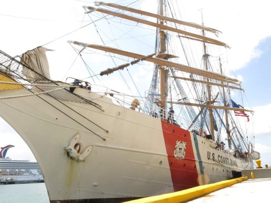Buque Escuela 'Eagle” de EEUU llega por primera vez a Honduras