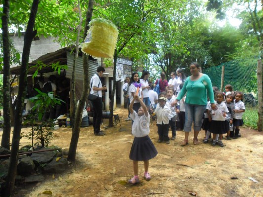 Estudiantes de la Unah-vs llevan alegría a escolares