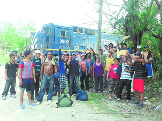 Migrantes cruzan como balseros el sur de México