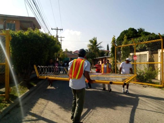 Vecinos de la colonia Satélite y la Policía Municipal se enfrentan por trancas 