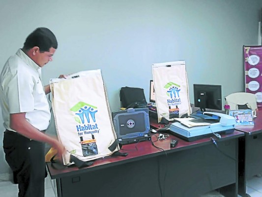 Entregan 7,900 mochilas para emergencia