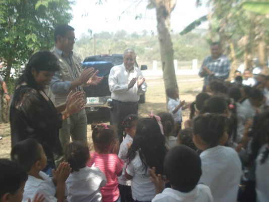 Escoto celebra a niños de escuela de Santa Cruz por cumplir 100 días de clases
