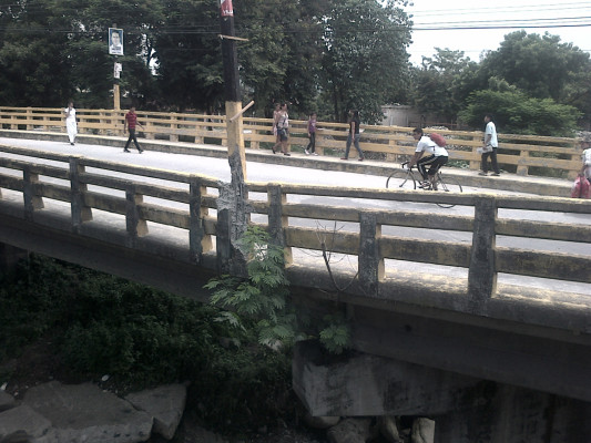 Repudian negligencia en puente de Las Brisas