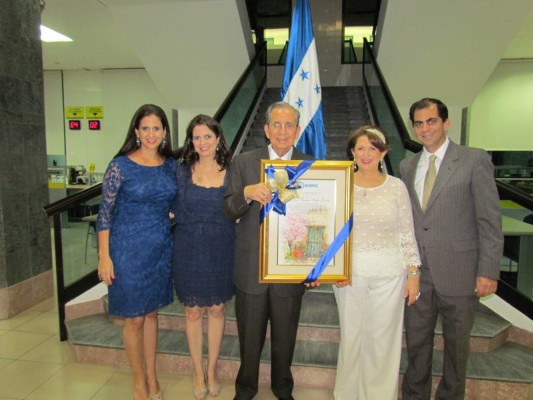 Honor a un ejemplar sampedrano y amigo