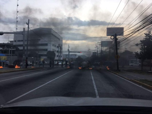 Estudiantes se toman bulevar a la Unah en San Pedro Sula